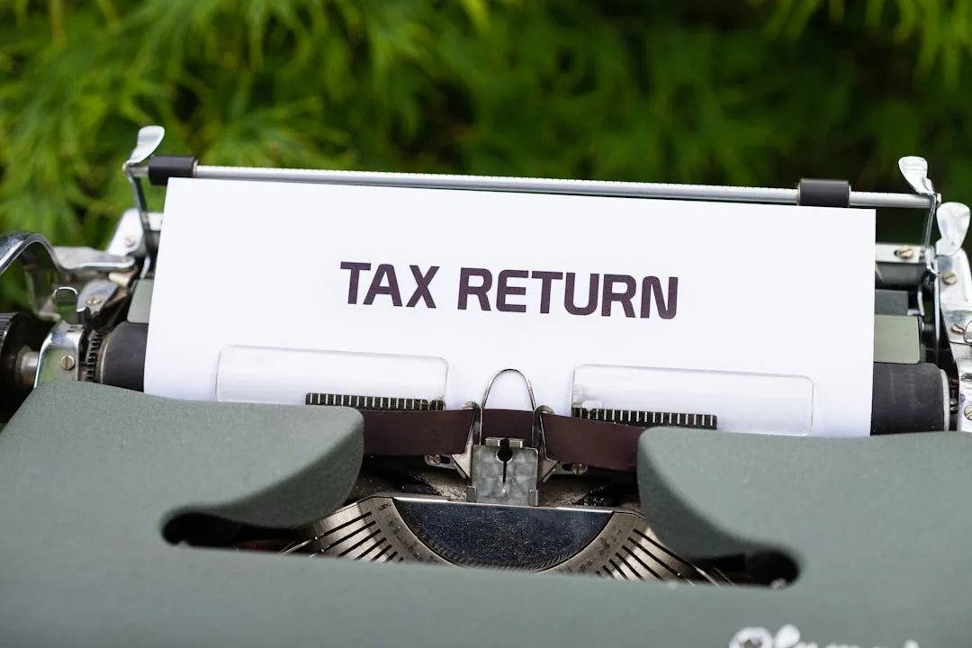 코인 세금 신고 개념 이미지 타자기로 친 'TAX RETURN'(세금 신고) 문구가 보이는 이미지로 세금 신고를 표현한 이미지