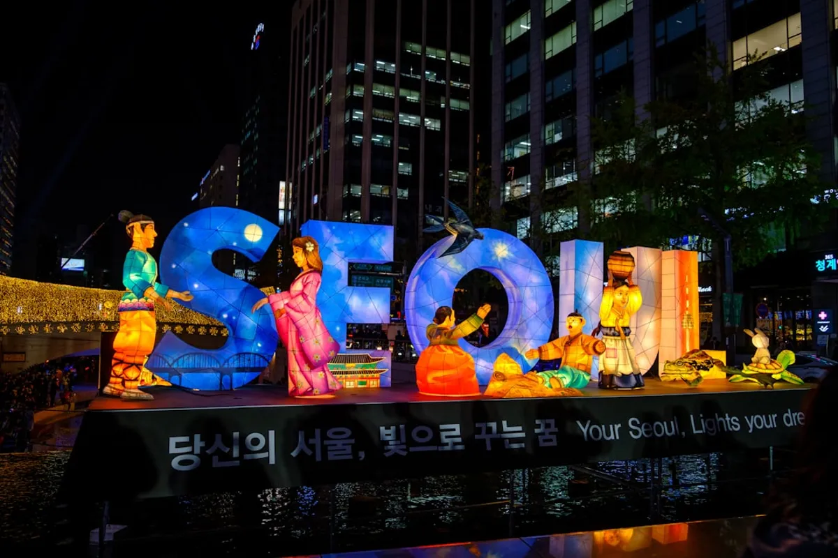 한국 시장과 환율 변수 서울 금융가의 야경으로 한국 암호화폐 시장과 환율 변수를 표현한 이미지