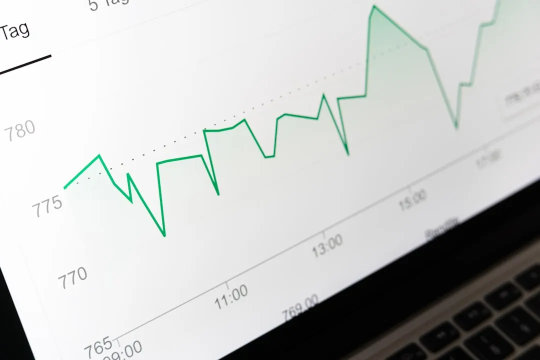 연내 인상 확률 50% 재계산 데이터 금리 인상 확률 재계산과 통화정책 경로를 표현한 금융 차트 이미지